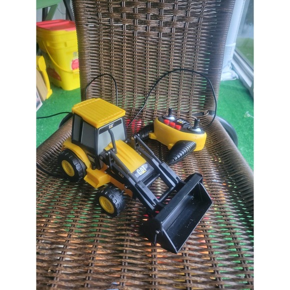 Toy State Caterpillar Remote Control Backhoe - Picture 1 of 9
